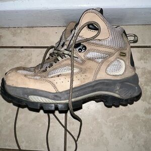Women’s Tan Hiking Boots sz 8.5